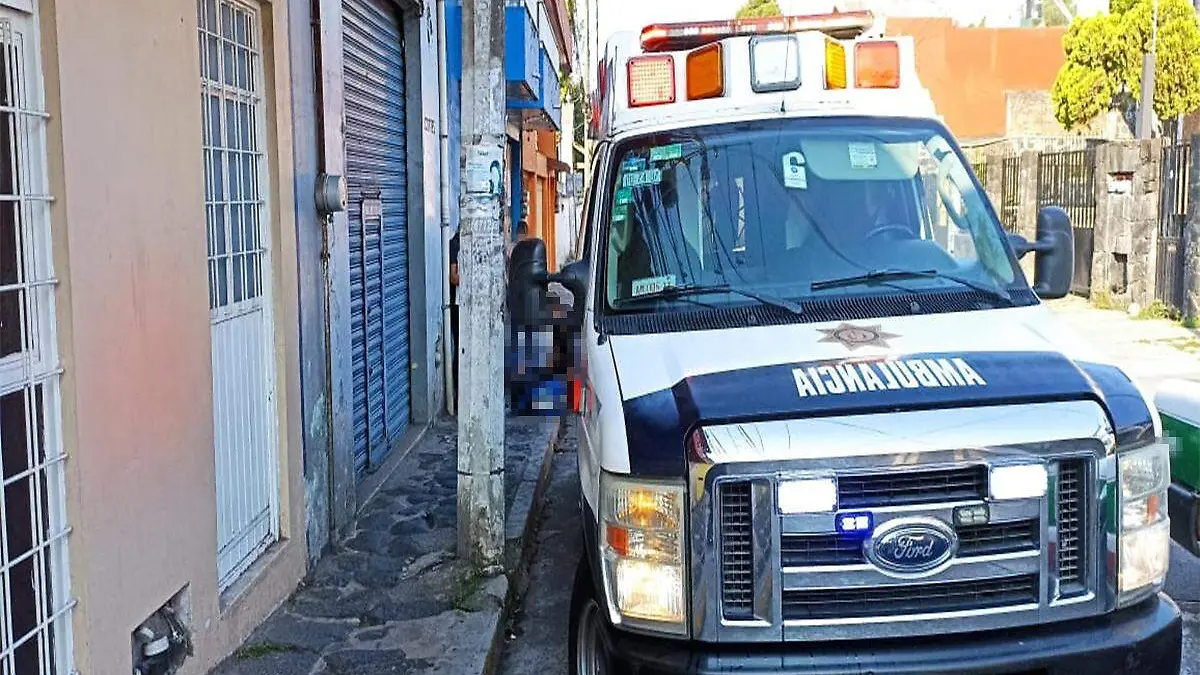 Hombre fallece en calles de Xalapa